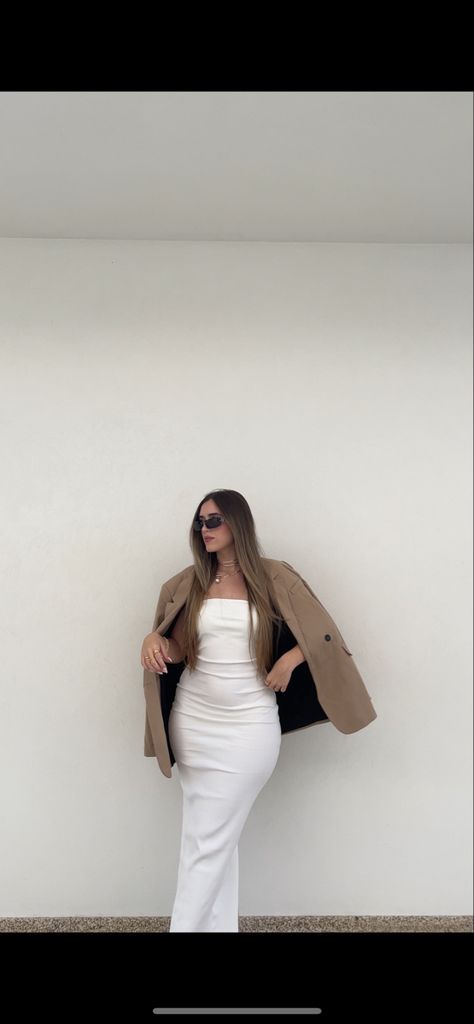 White dress blazer photo aesthetic Bodycon Dress With Blazer Outfit, Poses In Bodycon Dress, Outfits Con Blazers, Bodycon Dress With Jacket, Dress With Blazer Outfit, Dress With Blazer, White Silk Dress, Dress Blazer, Outfit Photo