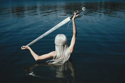 Knight Aesthetics Lady, Female Knight Aesthetic, Fantasy Elf Aesthetic, Blonde Warrior Woman, Freyja Aesthetic, Knight Photoshoot, Fantasycore Aesthetic, Water Editorial, Roi Arthur