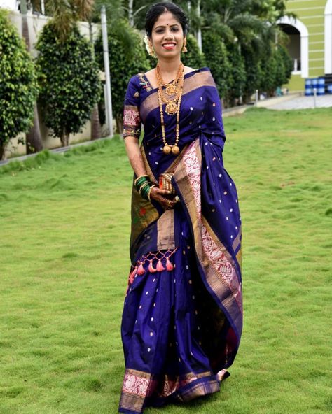 Paithani Saree Traditional Look, Maharashtrian Saree, Saree Paithani, Marathi Bride, Combination Dresses, Indian Bridal Sarees, Indian Bridal Photos, Paithani Saree, Cotton Saree Designs