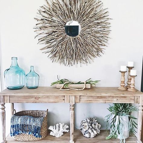 I’m currently sitting in the DVM, bored out of my gourd 🤦🏼‍♀️! So I’m scrolling through IG to pass the hours and I found a new account… Den Decor, Styl Hampton, Coastal Farmhouse Decor, Beach House Interior Design, Coastal Interiors Design, Coastal Living Rooms, Beach House Interior, Coastal Living Room, Beach Modern