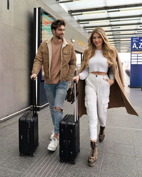 Airport Outfit Men, Mens Travel Style, Airport Outfit Winter, Goa Outfits, Winter Holiday Outfits, Beto Carrero World, Travel Fashion Winter, Couple Dress, Mens Casual Dress Outfits