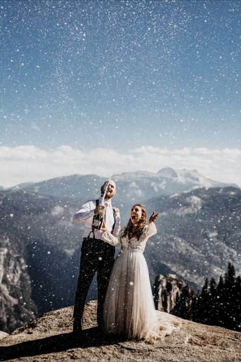 Elopement champagne pop at Taft Point in Yosemite National Park | Will Khoury Romantic Snow, Wedding Photo Checklist, Yosemite Photos, Northern California Elopement, Romantic Winter Wedding, Winter Wedding Photos, Rustic Bride, Yosemite Elopement, Unique Wedding Photography