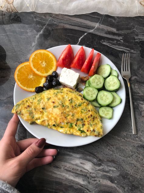 Kahvaltı #omlet #kahvaltı tabağı #yumurta Healthy Breakfast Images, Small Healthy Breakfast, Eggplant Breakfast, Healthy Breafast, Nutrition Breakfast, Keto Fast Food, Simple Family Meals, Healthy Food Menu, Healthy Food Inspiration