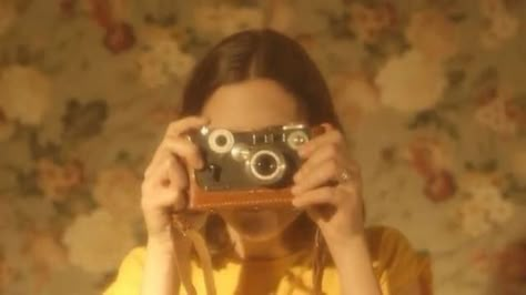 Foto Muro Collage, Hufflepuff Aesthetic, Camera Aesthetic, 70s Aesthetic, Yellow Aesthetic, Mellow Yellow, 인물 사진, Retro Aesthetic, Aesthetic Vintage