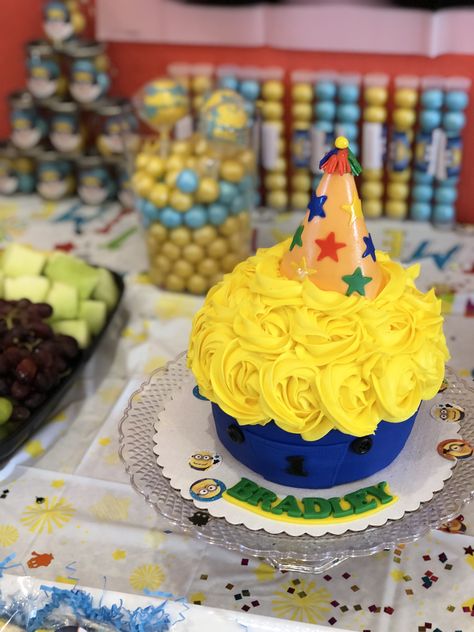 Minions smash cake Minions Smash Cake, Minion Party, Decorating Cakes, Second Birthday, Smash Cake, Cake Smash, Minion, First Birthdays, 1st Birthday