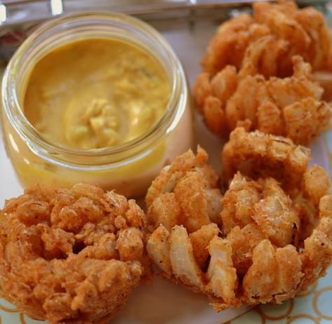 Blooming Onion Sauce, Blooming Onions, Blooming Onion Recipes, Pecan Pie Cake, Deep Fried Recipes, Slow Cooker Times, Blooming Onion, Onion Vegetable, Chipotle Mayo