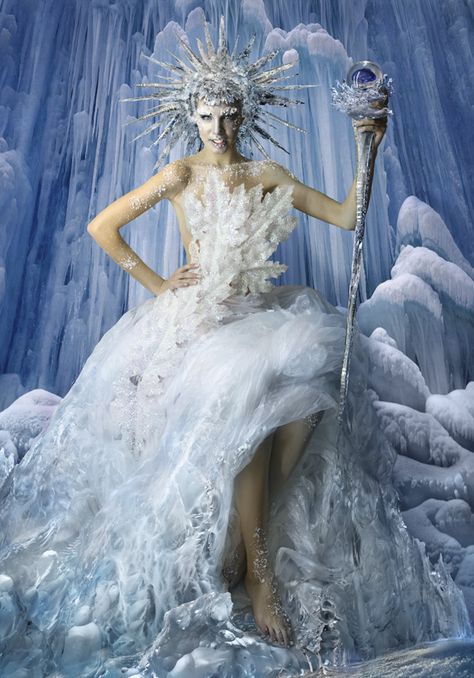 Snow Queen Costume, Cabelo Pin Up, Ice Queen Costume, Ice Queen Makeup, Gordon Parks, Queen Outfit, Snow Fairy, Queen Makeup, Winter Fairy