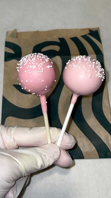 Starbucks Birthday Cake Pops, Cake Pop Starbucks, Cake Pops Starbucks, Starbucks Pastries, Cake Pops Designs, Victoria Secret Cake, Starbucks Food, Starbucks Cake Pops, Starbucks Chocolate