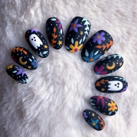 Spooky Nails Bats, Potion Nail Art, Halloween Elegant Nails, Mexican Halloween Nails, Matte Black Halloween Nails Design, Classic Halloween Nails, Groovy Halloween Nails, Spooky Cute Nails, Call Nails 2023