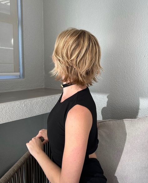 Short Hair With Layers Aesthetic, Cool Blonde Short Hair, Short Messy Blonde Hair, Short Shaggy Blonde Hair, Bixie Colour Haircut, Niamh Adkins Short Hair, Shaggy Short Hair Straight, Short Blonde Layered Hair, Neck Length Hair With Layers