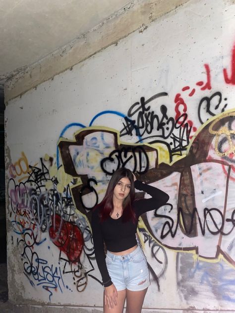 Graffiti Wall Photoshoot Outfits, Wall Poses Instagram, Graffiti Photoshoot Ideas, Spray Paint Wall, Inspo Wall, Europe Pics, City Pics, Wall Graffiti, Graffiti Girl