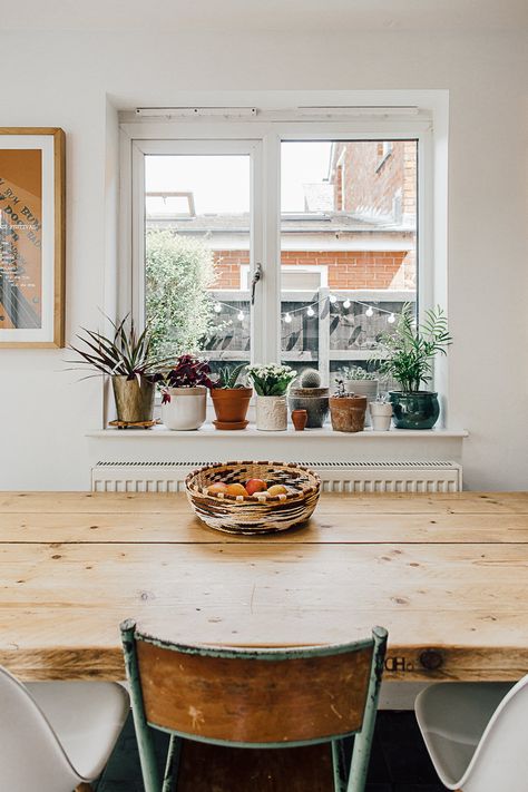 Wooden kitchen table top and planters on window sill Table Under Window Kitchen, Kitchen Window Sill Plants, Window Ledge Decor Living Room, Kitchen Windowsill Ideas, Decorating Window Sills, Window Sill Ideas Decoration, Window Sill Decor Living Room, Window Table Decor, Bedroom Window Sill Decor