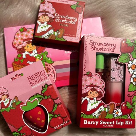 Strawberry Beauty Products, Strawberry Astethic, Strawberry Shortcake Items, Strawberry Makeup Products, Strawberry Shortcake Stuff, Strawberry Shortcake Makeup, Strawberry Makeup Look, Strawberry Makeup, Strawberry Stuff