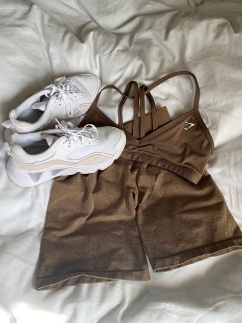 Gym Clothes Gymshark, Brown Fitness Aesthetic, Brown Gym Aesthetic, Gym Outfit Inspo Women, Gymshark Sets, Brown Gym Outfit, Gym Shark Aesthetic, Gym Clothes Organization, Gymshark Fits