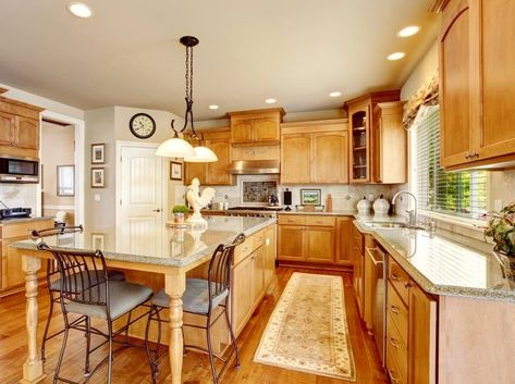 Wooden Kitchen Interior, Best Kitchen Paint Colors, Green Kitchen Walls, Best Kitchen Colors, Light Wood Kitchens, Paint For Kitchen Walls, Maple Kitchen Cabinets, Light Wood Cabinets, Maple Kitchen