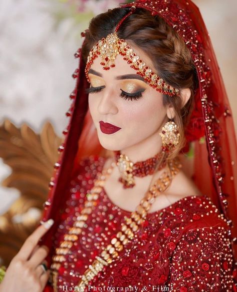 Dulhan Dp, Haldi Photoshoot, Burgundy Eye Makeup, Classy Updo, Latest Bridal Lehenga Designs, Indian Wedding Poses, Pakistani Bridal Makeup, Makeup Steps, Red Bridal Dress