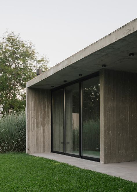 Concrete House Interior Design, Minimal Architecture House, Concrete House Interior, Concrete House Exterior, Brutalist House, 3d Printed House, Concrete Patio Designs, A Frame House Plans, Minimal Architecture