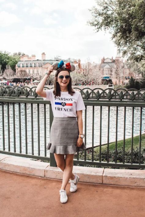 8 Cute & Comfortable EPCOT Outfit Ideas For Women - That Disney Fam Outfits To Wear To Disney World, Outfits To Wear To Disney, Epcot Outfit Ideas, Epcot Outfit, Disney Outfit Ideas, Disney Outfits Women, Mickey Mouse Outfit, Cute Disney Outfits, Minnie Mouse Outfits