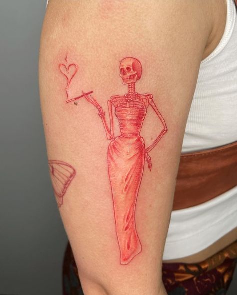 Skeleton Tattoo Flowers, Stile Kendall Jenner, Catrina Tattoo, Phrase Tattoos, Skeleton Tattoos, Red Ink Tattoos, Red Tattoos, E Tattoo, Discreet Tattoos