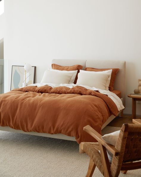 A touch of terra is the perfect way to warm up a neutral color palette✨ Terra Cotta Duvet Cover, Terracotta Sheets, Wall Terracotta, Relaxed Bedroom, Parachute Bedding, Parachute Home, Decor 2023, Neutral Color Palette, Linen Duvet Cover