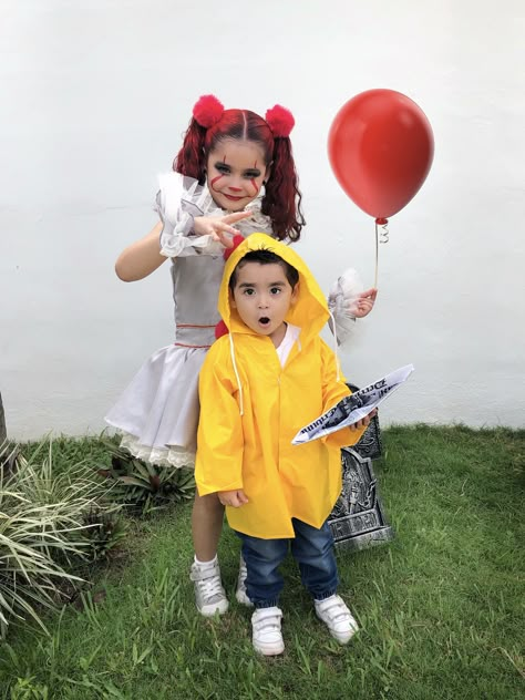 Siblings halloween costume, georgie and pennywise it the clown for kids cute girl clown Pennywise And Georgie, It The Clown, Girl Clown, Sibling Halloween Costumes, Halloween Infantil, Neil Patrick, Masks Diy, Halloween Recipe, Yoga Photos