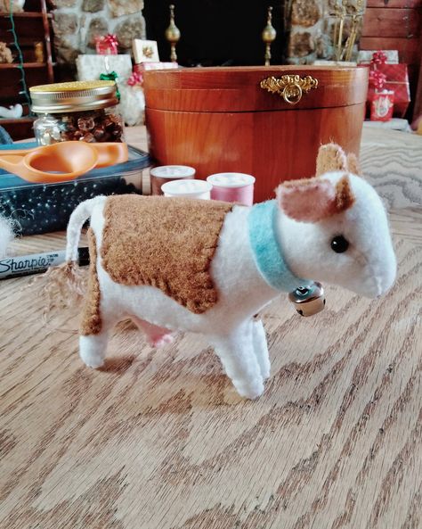 Felt Cow Pattern, Cow Sewing Pattern, Cow Sewing, Felt Cow, Fall Felt Crafts, Felt People, Cow Stuffed Animal, Felt Plushie, Cow Ornaments