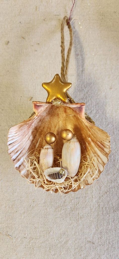 Shell Manger Scene, Diy Oyster Shell Nativity Scene, Seashell Christmas Art, Shell Angel Ornaments Diy, How To Make Seashell Ornaments, Shell Christmas Wreath, Oyster Shell Manger Scene, Sea Shell Nativity Scene, Seashell Animal Crafts