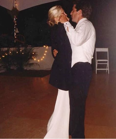 Carolyn Bessette Wedding, Carole Radziwill, Carolyn Bessette, John Junior, Jfk Jr, Estilo Real, Julia Roberts, Wedding Looks, Wedding Reception