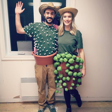 Publication tardive d'un Halloween tardif 🌵🌿🎃 #halloweencouplecostume #plantcostume #houseplants | Instagram Houseplant Costume, Plant Halloween Costumes, Perfect Halloween Party, Comic Con Costumes, Couples Costume, Couples Halloween Outfits, Halloween Stuff, Creative Halloween Costumes, Couple Halloween