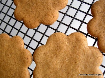 Crispy spice cookies cut into flower shapes, resting on a cooling rack. Windmill Cookies, Dutch Cookies, Dutch Recipes, Spice Cookies, Cut Out Cookies, Shaped Cookie, Food Printables, Holiday Baking, Healthy Dessert