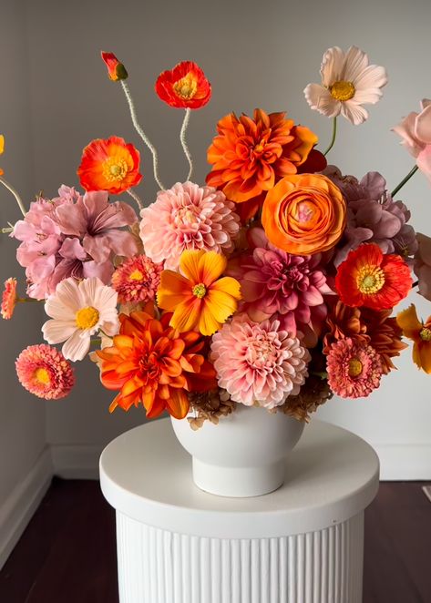 Sunset Colour Palette Wedding, Lilly Bloom Aesthetic, Sunset Bouquet Wedding, Sunset Flower Arrangements, Colorful Flower Bouquet Aesthetic, Sunset Color Flower Arrangements, Sunset Color Bouquet, Sunset Floral Arrangement, Groovy Flower Arrangement