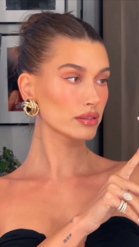 Rhode Nails, Hailey Bieber Earrings, Hailey Bieber Aesthetic, Easy Curled Hairstyles, Bieber Aesthetic, Rhode Skincare, Flawless Face Makeup, Hailey Bieber Style, Nails Outfit