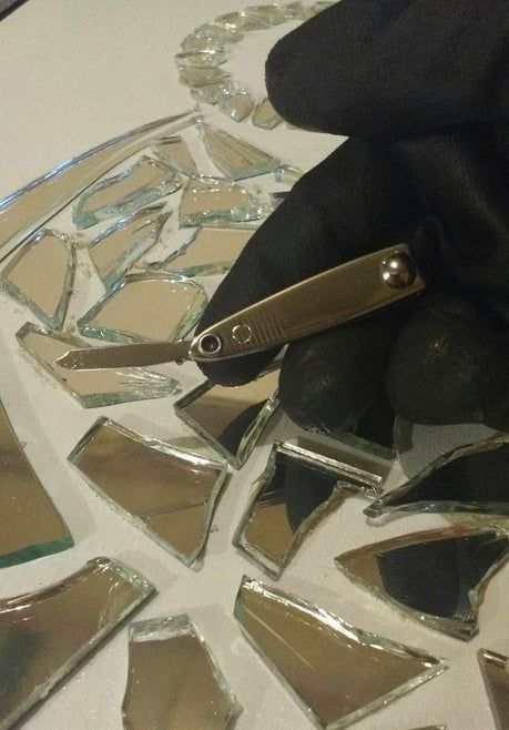 Broken Mirror Ideas, Broken Mirror Projects, Mirror Art Diy, Broken Mirror Diy, Mosiac Mirror, Good Mirror, Spiegel Diy, Broken Glass Crafts, Trending Home Decor