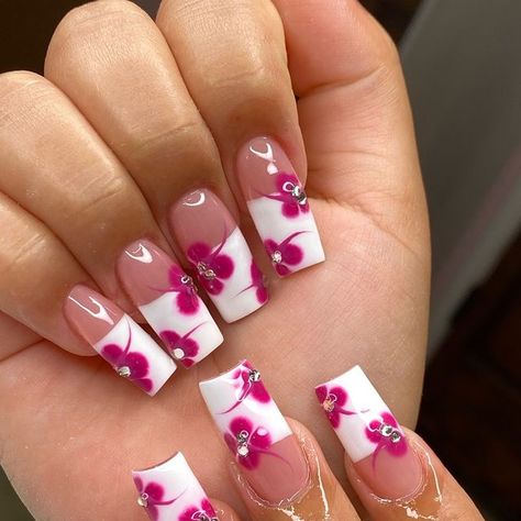 nailzbyjazmine on Instagram: "straight french w blooming flowers 🌺✨  inspo: @nstyynails    #cutenails#nailinspo #nailtech #gelxnails #LA #PicoRivera #Whittier #losangelesnails  #prettynails #y2k #gelx #kawaiinails #y2knails #flowernails #bloominggel #summernails" Y2k Pink French Tip, Y2k Nails Flowers, Blooming French Nails, Nail Art Designs Y2k, Y2k Flower Nails, Y2k French Tip Nails, Y2k French Tip, Nails Fancy, Aura Nails