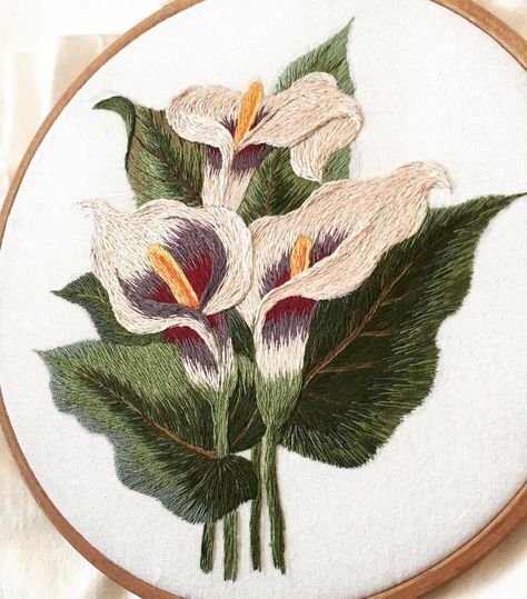 #handembroidery #embroidery #calla lilies #byNina Needle Painting, Hand Embroidery Tutorial, Hand Embroidery Projects, Hand Embroidery Flowers, Learn Embroidery, Brazilian Embroidery, Embroidery Flowers Pattern, Thread Painting, Silk Ribbon Embroidery