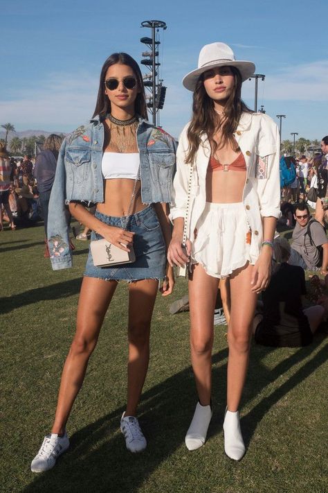 On the grounds of Coachella | music festival outfit ideas Look Da Festival, Best Coachella Outfits, Cochella Outfits, Lollapalooza Outfit, Rave Outfits Edc, Coachella Looks, Edm Festival Outfit, Festival Mode, Coachella Music Festival