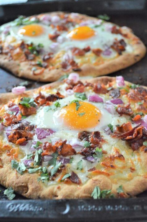 Switching up our go-to recipes and creating something exciting. This breakfast naan pizza recipe incorporates some of our favorite foods. Eggs On Naan Bread, Breakfast Naan Egg Bake, Nan Bread Breakfast Ideas, Naan Bread Breakfast Pizza, Breakfast Naan Pizza, Dessert Naan, Naan Bread Dinner Ideas, Naan Breakfast Pizza, Breakfast Naan