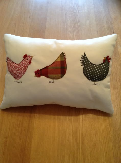 Appliqué chicken cushion Syprosjekter For Nybegynnere, Patchwork Cushions, Chicken Pillows, Chicken Quilt, Applique Cushions, Diy Pillow Covers, Chicken Crafts, Applique Pillows, Trendy Sewing