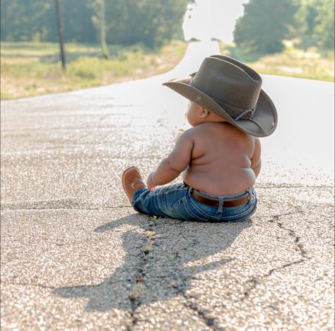 6 Month Baby Picture Ideas Boy, Western Baby Clothes, 6 Month Baby Picture Ideas, Cowgirl Baby, Monthly Baby Pictures, Baby Boy Pictures, Toddler Photos, Newborn Baby Photoshoot, Western Babies