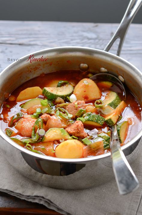 A canned tuna makes a delicious spicy Korean stew with potato and zucchini. Korean Stews, Tuna Soup, Tuna Potato, Easy Tuna Recipes, Potato And Zucchini, Asian Fish Recipes, Korean Soup, Potato Stew, Canned Tuna