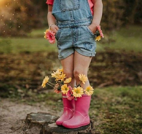 Garden Photoshoot Ideas, Spring Picture Ideas, Toddler Pictures, Spring Toddler, Easter Photoshoot, Mini Photo Sessions, Toddler Photoshoot, Toddler Outdoor, Spring Photoshoot