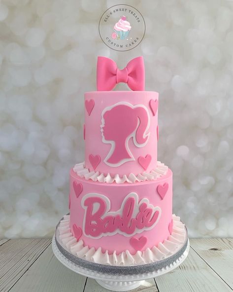 Barbie Birthday Cake One Tier, Barbie 3rd Birthday Party Cake, Four Year Old Barbie Birthday, Barbie Cakes Ideas, Barbie Girls Birthday Party, Barbie Birthday Centerpieces, Barbie Cake Birthday Kids, Kids Barbie Party, Barbi Cakes