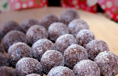 How To Make Victorian Sugarplums - Leisure, Victorian recipes and food Practical Advice Homemade Sugar Plums, Sugar Plum Cookies Christmas, Victorian Christmas Party Ideas, Sugarplums Recipe, Sugar Plum Recipes, Witch Boxes, Vintage Christmas Recipes, Victorian Recipes, Romeo I Julia