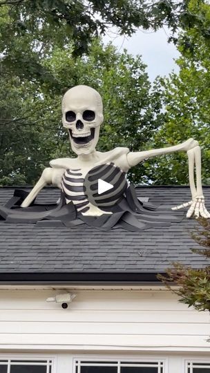 Skeleton On Roof Halloween, Giant Skeleton Halloween Decor, Isaac Alexander, Skeleton Decorations Outdoor, Giant Skeleton, Roof Decoration, Halloween Office, Halloween Skeleton Decorations, Halloween Outside