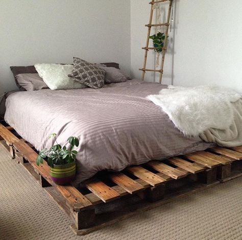 Crate Bed Base, Mattress On Pallets, Floor Bed Wood Pallets, Bed On Planks, Bed Frame On Floor, Bed Low To Ground, Queen Size Pallet Bed Frame Diy, Skid Bed, Floor Mattress Bedroom Ideas