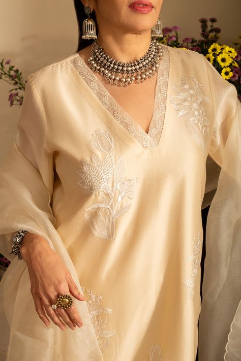 Buy Ivory Kurta Pure Silk Chanderi Embroidered Floral V Neck Chandni Set For Women by House of Inari Online at Aza Fashions. Chanderi Suits Design, V Neck Kurti Design, Straight Kurti Designs, Collar Kurti Design, Collar Kurti, Suits For Women Indian, Suit Neck Designs, Flower Machine Embroidery, Silk Kurti Designs