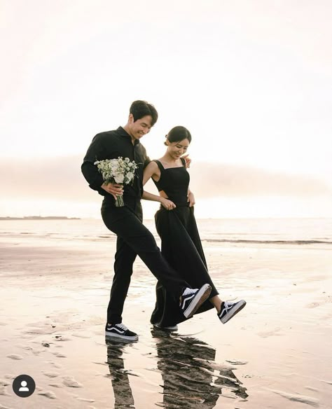 Korean Engagement Photos, Engagement Photo Shoot Beach, Wedding Korea, Couples Beach Photography, Wedding Fotos, Korean Couple Photoshoot, Korean Wedding Photography, Pre Wedding Photoshoot Outfit, Wedding Photoshoot Props