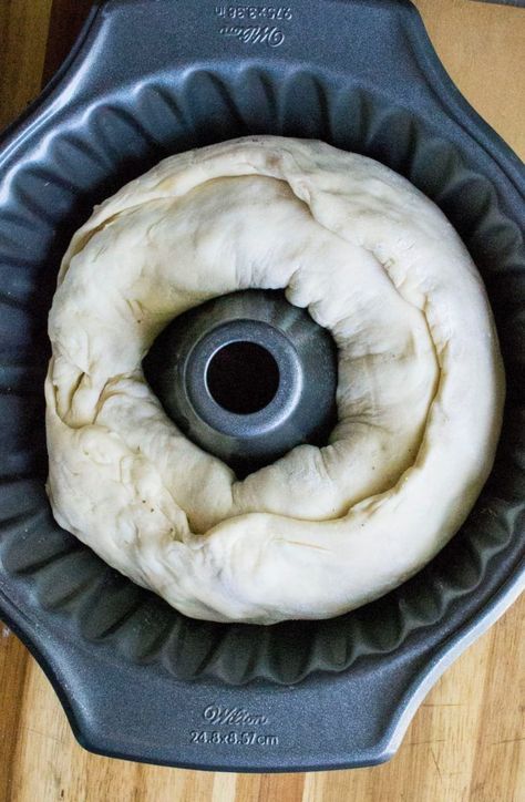 Bundt Sandwich Ring, Pizza Bundt Cake, Bundt Pan Sandwich Ring, Bundt Pan Dinner Recipes, Savory Bundt Pan Recipes, Bundt Pan Pizza, Bundt Pan Recipes Dinner, Bundt Pan Bread, Cheese Stromboli Recipe