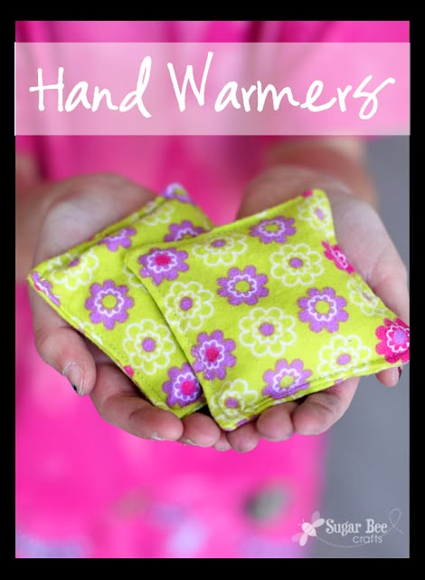 make your own homemade Hand Warmers - Sugar Bee Crafts Simple Sewing, Bee Crafts, Crafts To Make And Sell, Sew Easy, Things To Sew, Sewing Projects For Beginners, Diy Couture, Love Sewing, Easy Sewing Projects