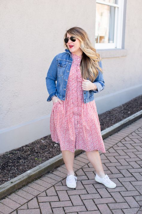 Sneakers with Dress featured by top US fashion blog Coffee Beans and Bobby Pins; Image of a woman wearing a floral dress, Nordstrom sneakers and Madewell denim jacket. Kurti With Denim Jacket Style, Dresses With Denim Jacket, Fat Outfits, Sneakers With Dress, Chubby Outfits, Outfit Gorditas, Dresses With Sneakers, Outfits Faldas, Style Floral Dress